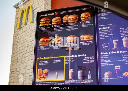 Drive-Thru-Menü mit Burger-Optionen bei einem McDonald's Fast Restaurant mit Speisen Stockfoto