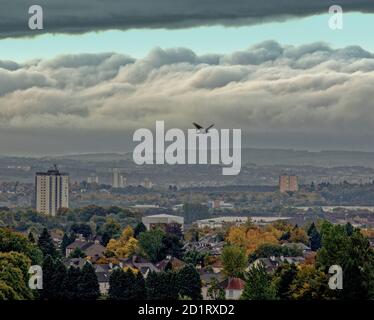 Glasgow, Schottland, UK, 6. Oktober 2020: UK Wetter: Regen und stürmische Wolke über dem Süden der Stadt, während die Parkflächen herbstlich werden. Quelle: Gerard Ferry/Alamy Live News Stockfoto