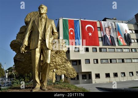 Ankara, Türkei. Oktober 2020. Die Nationalflaggen von Aserbaidschan und der Türkei sowie Porträts des türkischen Präsidenten Recep Tayyip Erdogan und des aserbaidschanischen Präsidenten Ilham Aliyev sind hinter einer Statue des modernen türkischen Gründers Mustafa Kemal Atatürk im Kecioren-Bezirk zu sehen. Die Türkei unterstützt Aserbaidschan gegenüber Armenien in Bezug auf die umstrittene Region Berg-Karabach uneingeschränkt. Kredit: Altan Gocher/ZUMA Wire/Alamy Live Nachrichten Stockfoto