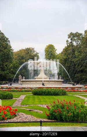 WARSCHAU, POLEN - 28. SEPTEMBER 2016: Brunnen im Sächsischen Garten. Es wurde 1855 gegründet. Der Brunnen ist das Herzstück der von entworfenen Gärten Stockfoto