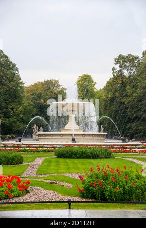 WARSCHAU, POLEN - 28. SEPTEMBER 2016: Brunnen im Sächsischen Garten. Es wurde 1855 gegründet. Der Brunnen ist das Herzstück der von entworfenen Gärten Stockfoto