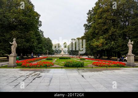 WARSCHAU, POLEN - 28. SEPTEMBER 2016: Brunnen im Sächsischen Garten. Es wurde 1855 gegründet. Der Brunnen ist das Herzstück der von entworfenen Gärten Stockfoto