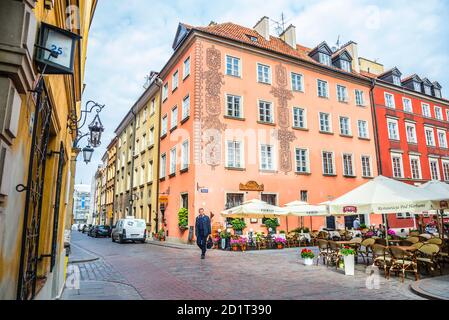 WARSCHAU, POLEN - 28. SEPTEMBER 2016: Alte enge Gassen von Warschau, Polen Stockfoto