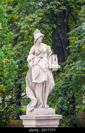 Sandsteinstatue im Sächsischen Garten, Warschau, Polen. Allegorische Darstellung der Geschichte. Vor 1745 vom anonymen Warschauer Bildhauer unter der Direkten gemacht Stockfoto