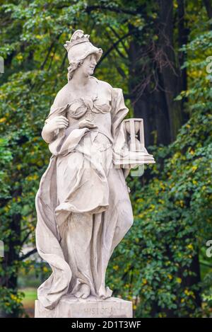 Sandsteinstatue im Sächsischen Garten, Warschau, Polen. Allegorische Darstellung der Geschichte. Vor 1745 vom anonymen Warschauer Bildhauer unter der Direkten gemacht Stockfoto