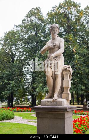 Sandsteinstatue im Sächsischen Garten, Warschau, Polen. Allegorische Darstellung der Venus. Vor 1745 vom anonymen Warschauer Bildhauer unter der Regie gemacht Stockfoto