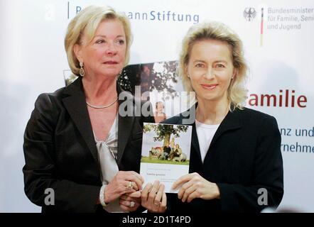 Liz Mohn, stellvertretende Vorstandsvorsitzende der Bertelsmann-Stiftung und Bundesfamilienministerin Ursula von der Leyen (L) stellen am 8. Mai 2007 in Berlin das neue Buch "Familie gewinnt" vor. REUTERS/Hannibal Hanschke (DEUTSCHLAND)