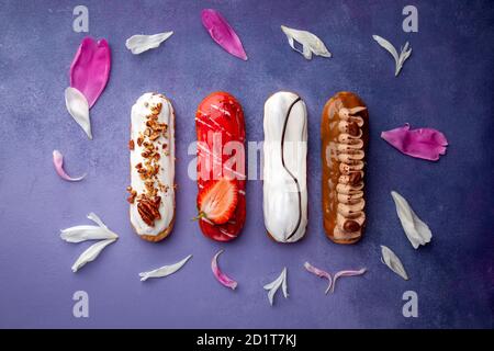 Leckere glasierte eclair-Set, Schokolade, Erdbeere, Nüsse, Sahne Stockfoto