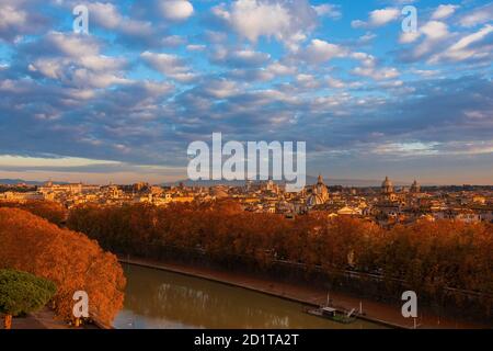 Die Skyline des historischen Zentrums von Rom bei Sonnenuntergang mit dem Tiber und Herbstrote Blätter Stockfoto