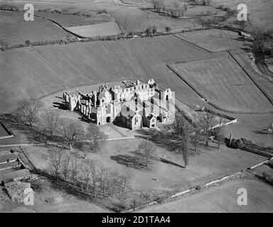 CASTLE ACRE PRIORAT, NORFOLK. Luftaufnahme der Ruinen des Priorats. Fotografiert von Aeropictorial im April 1946. Aerofilms Collection (siehe Links). Stockfoto