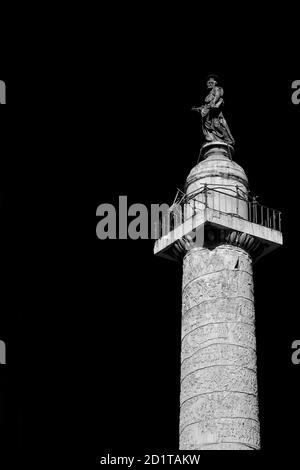 Alte Trajanssäule im historischen Zentrum von Rom, erbaut 113 n. Chr. (Schwarz-Weiß mit Kopierraum) Stockfoto