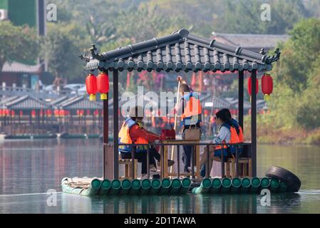 Yangshuo, Guilin, Provinz Guangxi, China - 10. November 2019: Touristen auf einem Bambusfloß mit chinesischen Laternen auf dem Fluss Li. Stockfoto