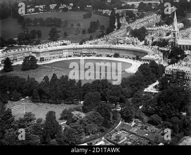 BATH, Somerset. Luftaufnahme des Royal Crescent, Bath, erbaut zwischen 1767 und 1774 von John Wood. Es gilt als eines der größten Beispiele der georgischen Architektur. Fotografiert im Juli 1920. Aerofilms Collection (siehe Links). Stockfoto