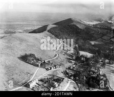 MALVERN HILLS, Herefordshire und Worcestershire. Luftaufnahme mit Blick nach Süden auf Upper Colwall. Jubillee Drive schlängelt sich durch eine Plantage entlang der Westseite des Grats. Fotografiert im Jahr 1921. Aerofilms Collection (siehe Links). Stockfoto