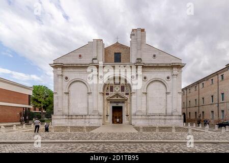 Die Fassade des Malatesta-Tempels, bekannt als Duomo und von 1809 wurde eine Kathedrale mit dem Titel Santa Colomba, Rimini, Italien Stockfoto