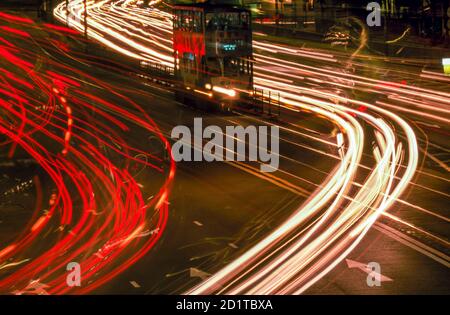 Leichte Trails und Tramabbiegefahren bei Nacht, Admiralität, Hongkong, SAR, China Stockfoto