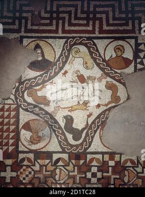 LULINGSTONE ROMAN VILLA, KENT. Mosaikboden in der Audienzkammer. Bellerophon reitet Pegasus und spießt Chimera. Die Rondeln stellen die Jahreszeiten dar, und die zentrale Szene ist von geometrischen Motiven umgeben. Stockfoto