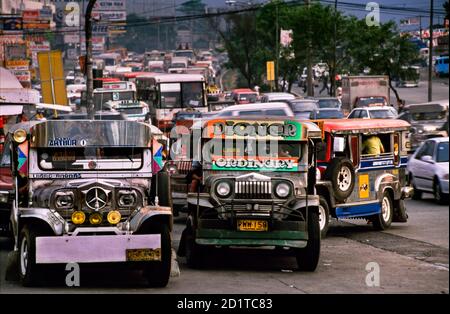 Jeepney im Stau auf der Ringstraße EDSA, Manila, Philippinen Stockfoto