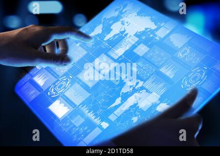 Business Intelligence-Dashboard mit Grafiken und Symbolen. Big Data. Handel und Investitionen. Modernes Technologiekonzept auf virtuellem Bildschirm. Stockfoto