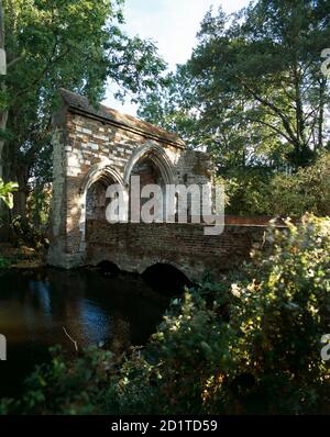 WALTHAM ABBEY TORHAUS, ESSEX. Gesamtansicht des Torhauses und der Brücke aus dem 14. Jahrhundert. Stockfoto