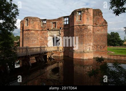 KIRBY MUXLOE CASTLE, LEICESTERSHIRE. Blick auf das Gatehouse und die Anflugbrücke. Stockfoto