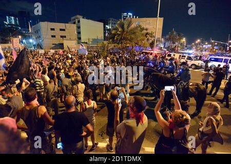 2.10.2020 Tel Aviv, Israel. Protest gegen Premierminister Netanjahu und die zweite Coronavirus-Sperre. Polizeipferde wurden verwendet, um die Demonstranten daran zu hindern, die LaGardia-Straße in Tel Aviv zu überqueren, und wurden dazu gebracht, die Demonstranten mit Gewalt durch Polizeihorseman zu drängen Stockfoto