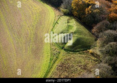 ULEY LONG BARROW, GLOUCESTERSHIRE. Luftaufnahme von Hetty Peglers Tump (RSM 22858; SO789000). Stockfoto