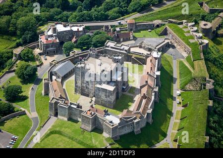 DOVER CASTLE, Kent. Luftaufnahme des inneren bailey und zeigen immer wieder das Vorgebäude. Stockfoto