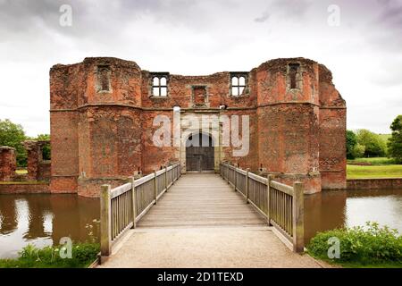 KIRBY MUXLOE CASTLE, LEICESTERSHIRE. Das Torhaus aus dem Nordwesten. Stockfoto