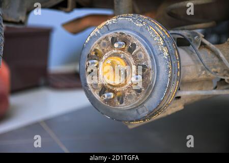 Eine Hinterradnabe des Autos nach dem Entfernen eines Reifens und des Rades, Aufrechterhaltung eines Brems- und Radsystems, Wagenheber zum Wechseln eines Autorades, Nahaufnahme Stockfoto