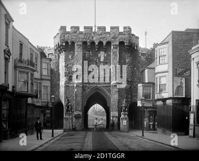 BARGATE, Southampton, Hampshire. Außenansicht nach Süden durch das mittelalterliche Torhaus am nördlichen Ortseingang. Arbeiter posieren mit ihrem Wagen vor dem Tor. Fotografiert 1885 von Henry Taunt. Stockfoto