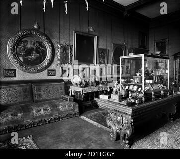 BATH HOUSE, 82 Piccadilly, London. Innenansicht. Das Rote Zimmer im Bath House, zeigt Vitrinen, die einen Teil der Sammlung von Sir Julius Wernher enthalten. Im Auftrag von Sir Julius Wernher und fotografiert von H Bedford Lemere im März 1911. Stockfoto