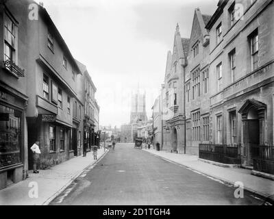 CIRENCESTER, Gloucestershire. Blick entlang der Dyer Street in Richtung Market Place in der Hauptstadt der Cotswolds. Im Vordergrund ist der Giebel der 3 Dyer Street und in der Ferne die Kirche Johannes des Täufers. Fotografiert 1906 von Henry Taunt. Stockfoto