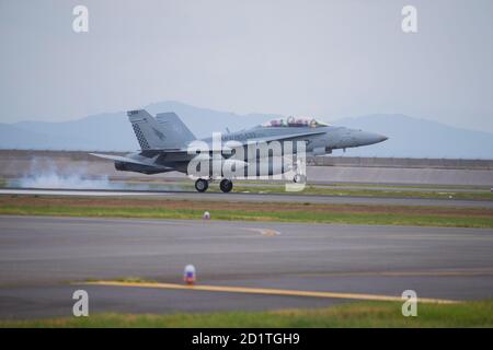 Eine US Marine Corps F/A-18D Hornet mit Marine All Weather Fighter Attack Squadron (VMFA (AW)) 533 landet auf Marine Corps Air Station Iwakuni, Japan, 17. September 2020. Marines mit VMFA (AW) - 533, basierend auf Marine Corps Air Station Beaufort, South Carolina, nehmen an einem Rotationseinheit Einsatzprogramm zur Ergänzung Marine Aircraft Group 12. Der Einsatz ermöglicht es mag-12, seine Verpflichtung zum Vertrag über gegenseitige Zusammenarbeit und Sicherheit zwischen Japan und den USA aufrechtzuerhalten und gleichzeitig den sicheren Übergang für VMFA (AW) - 242 von F/A-18D Hornissen zu F-35B Lightning II zu erleichtern (USA Marine Co Stockfoto