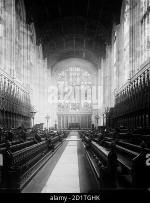 ETON COLLEGE, Eton, Berkshire. Innenansicht der Kapelle nach Osten zum Altar und schöne Glasfenster. Die Chorgestühl im Vordergrund sind sehr kunstvoll geschnitzt. Fotografiert 1880 von Henry Taunt. Stockfoto