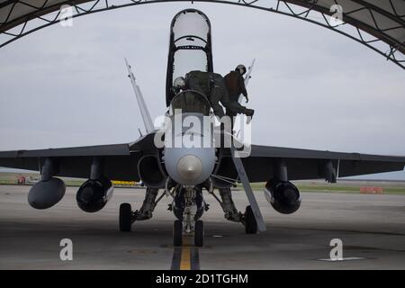 U.S. Marines with Marine All Weather Fighter Attack Squadron (VMFA (AW)) 533 Verlassen Sie eine F/A-18D Hornet an der Marine Corps Air Station Iwakuni, Japan, 17. September 2020. Marines mit VMFA (AW) - 533, basierend auf Marine Corps Air Station Beaufort, South Carolina, nehmen an einem Rotationseinheit Einsatzprogramm zur Ergänzung Marine Aircraft Group 12. Der Einsatz ermöglicht es mag-12, seine Verpflichtung zum Vertrag über gegenseitige Zusammenarbeit und Sicherheit zwischen Japan und den USA aufrechtzuerhalten und gleichzeitig den sicheren Übergang für VMFA (AW) - 242 von F/A-18D Hornissen zu F-35B Lightning II zu erleichtern (USA Marine Corps p Stockfoto