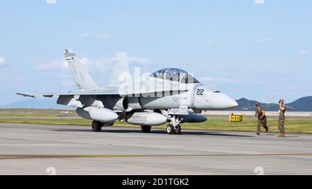 U.S. Marine Corps F/A-18D Hornet mit Marine Fighter Attack Squadron (VMFA) 312 kommt bei Marine Corps Air Station Iwakuni, Japan, 1. Oktober 2020. Marineinfanteristen mit VMFA-312 und Marine All Weather Fighter Attack Squadron (VMFA (AW)) 533, basierend auf Marine Corps Air Station Beaufort, South Carolina, nehmen an einem Rotationseinheit-Einsatzprogramm Teil, um Marine Aircraft Group (mag) 12 zu ergänzen. Der Einsatz ermöglicht es mag-12, seine Verpflichtung zum Vertrag über gegenseitige Zusammenarbeit und Sicherheit zwischen Japan und den USA aufrechtzuerhalten und gleichzeitig den sicheren Übergang für VMFA (AW) 242 von F/A-18D Horne zu erleichtern Stockfoto