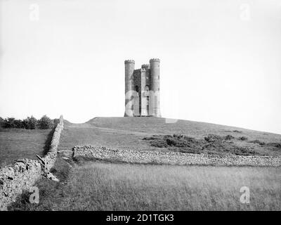 BROADWAY TOWER, Worcestershire. Blick auf den Hügel in Richtung der Torheit Turm von der Graf von Coventry im Jahr 1800 gebaut, bestehend aus drei runden Türmchen und drei abgewinkelten Seiten. Fotografiert 1900 von Henry Taunt. Stockfoto