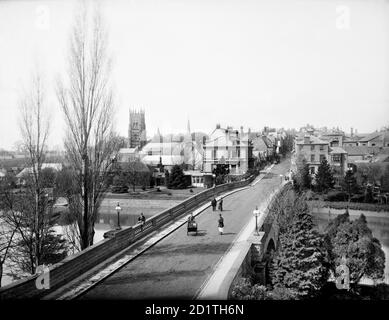 WORKMAN BRIDGE, Evesham, Worcestershire. Ein Blick auf die 1866 erbaute Brücke, die von Bengeworth in die Stadt führt. Zeigt den Fluss Avon, die Bridge Street und den Glockenturm der Evesham Abbey aus dem 16. Jahrhundert. Fotografiert 1883 von Henry Taunt. Stockfoto