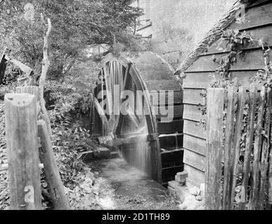 ALTE MÜHLE, Chipping Campden, Gloucestershire. Außenansicht des Wasserrads bei der Arbeit. In Chipping Campden gibt es vier Wassermühlen auf den im Domesday Book erwähnten mittelalterlichen Mühlen. Fotografiert 1900 von Henry Taunt. Stockfoto