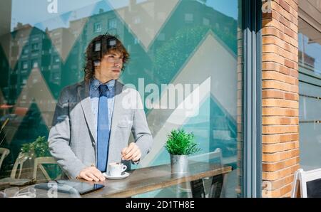 Geschäftsmann, rühren, Kaffee Stockfoto