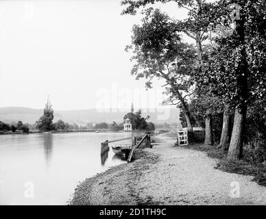 TEMPLE ISLAND, Remenham, Berkshire. Ein Blick auf die Themse, der den Regatta Course zeigt, mit dem Tempel auf Temple Island in der Ferne. Erbaut 1771 nach einem Entwurf von James Wyatt, war der Tempel ursprünglich eine Fischerhütte für Fawley Court in der Nähe. Fotografiert 1878 von Henry Taunt. Stockfoto