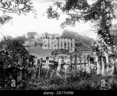 KIFTSGATE COURT, Chipping Camden, Gloucestershire. Ein Fernblick auf das Haus von der Straße. Die Ursprünge des Hauses sind Ende des 18. Jahrhunderts - es wurde für Walwyn Graves (geboren 1744, gestorben 1813) gebaut, der Rest des Hauses im Stil des 17. Jahrhunderts zwischen 1887 und 91 gebaut. Fotografiert von Henry Taunt (aktiv 1860 - 1922). Stockfoto