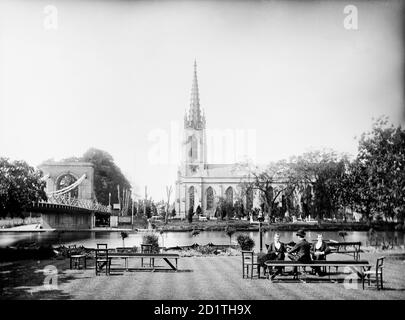 MARLOW, Wycombe, Buckinghamshire. Blick über die Themse mit der Brücke und All Saints Church dahinter, vom Compleat Angler Hotel aufgenommen. Die Kirche wurde 1832-5 von C. F. Inwood an der Stelle einer mittelalterlichen Kirche wieder aufgebaut. Der Chor stammt aus dem Jahr 1875-6 und der Turm und Turm wurden in 1898 wieder verändert. Fotografiert 1883 von Henry Taunt. Stockfoto