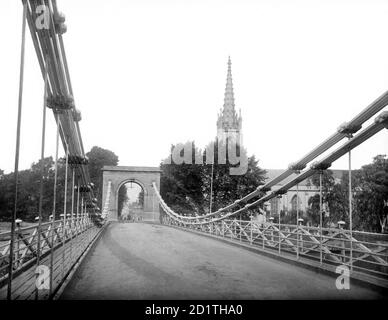 MARLOW BRIDGE, Marlow, Buckinghamshire. Blick entlang der Hängebrücke über die Themse, die 1829-31 erbaut wurde. Der Turm der Allerheiligen Kirche ist im Hintergrund. Fotografiert von Henry Taunt (aktiv 1860-1922). Stockfoto