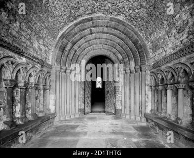 SOUTHWELL MINSTER, Nottinghamshire. Das Innere der Norman Nordveranda, die in Richtung der aufwendigen Zick-Zack fünf Ordnung Tür mit einem Tunnel gewölbten Dach. Das Münster wurde vor der Eroberung in den 950er Jahren gegründet und wurde danach zu einer der wichtigsten Kirchen der Region. Fotografiert von Henry Taunt (aktiv 1860-1922). Stockfoto