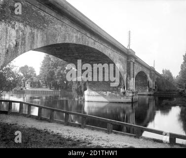 MAIDENHEAD, Berkshire. Ein Blick auf die anmutigen Bögen von Brunels berühmter Brücke, wenn sie die Themse überqueren, hier vom Berkshire Flussufer aus gesehen. Die Brücke wurde 1838 gebaut, um die Great Western Railway über den Fluss und Schleppweg zu transportieren. Fotografiert 1880 von Henry Taunt. Stockfoto