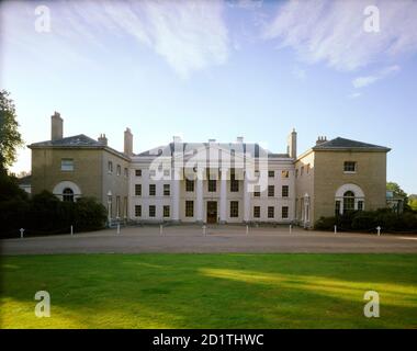 KENWOOD HOUSE, Hampstead, London. Außenansicht. Die Nordfront von Kenwood mit Portikus und Flügeln. Dies ist der Haupteingang zum Kenwood House. Stockfoto