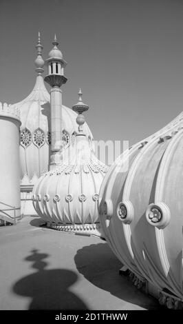 ROYAL PAVILION, Brighton, East Sussex. Außenansicht des Royal Pavilion in Brighton mit den Kuppeln vom Dach. Fotografiert von Eric de Mare zwischen 1960 und 1969. Stockfoto