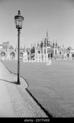 KING'S COLLEGE, CAMBRIDGE. Blick nach Osten über den Rasen im Hauptgericht des Kings College. Die Leinwand und das Torhaus, die King's Parade gegenüberstehen, wurden 1824-8 nach Entwürfen von William Wilkins gebaut, um der Kapelle zu entsprechen. Fotografiert von Eric de Mare zwischen 1945 und 1980. Stockfoto